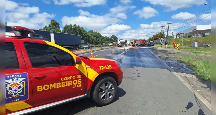 Caminhão atravessa canteiro central e atinge outros veículos