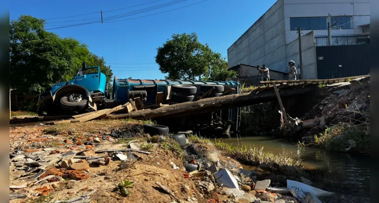Caminhão caiu de ponte que era utilizada por pedestres.