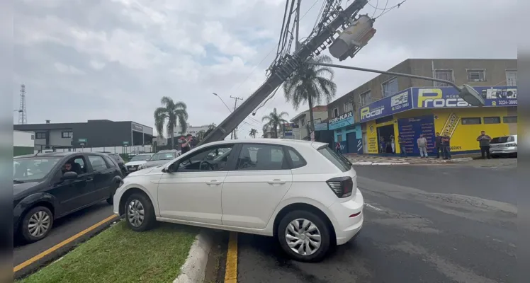 Veículo Polo colidiu contra um poste de energia elétrica.