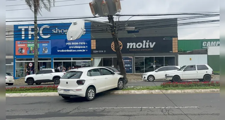 Acidente resultou em congestionamento na avenida Ernesto Vilela.