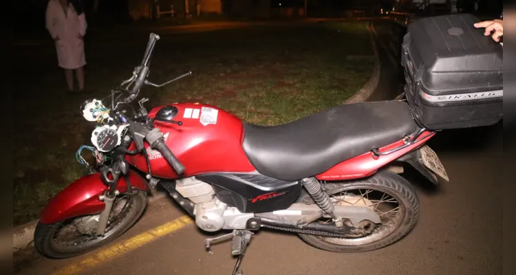 Motocicleta ficou danificada na parte da frente, após o acidente de trânsito.