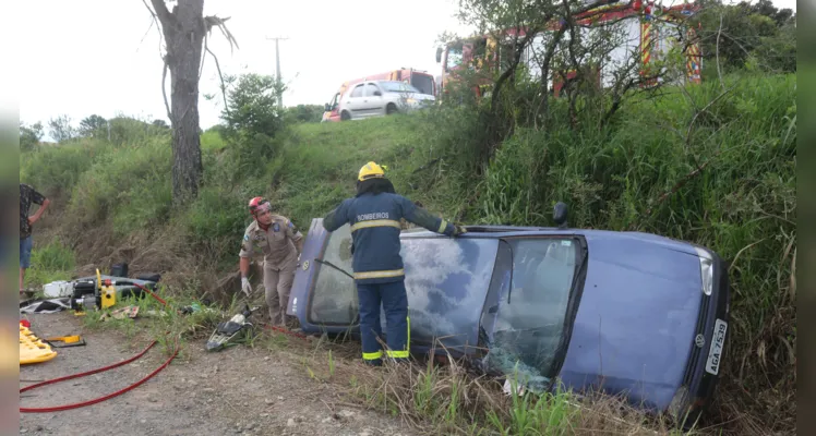 Condutor embriagado tomba veículo e termina preso em PG