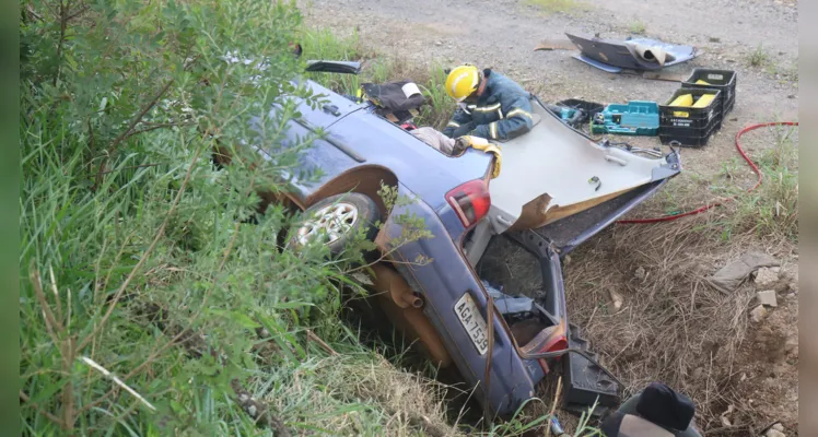 Condutor embriagado tomba veículo e termina preso em PG