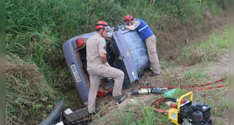 Condutor embriagado tomba veículo e termina preso em PG