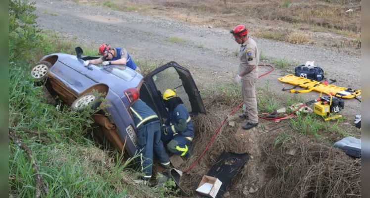 Condutor embriagado tomba veículo e termina preso em PG