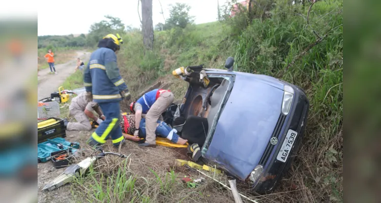 Condutor embriagado tomba veículo e termina preso em PG