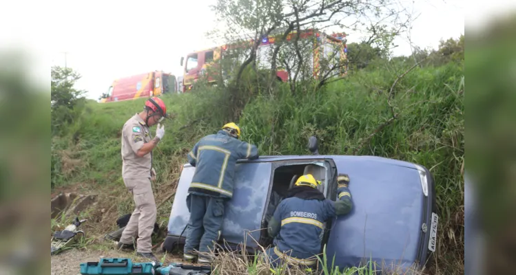 Condutor embriagado tomba veículo e termina preso em PG