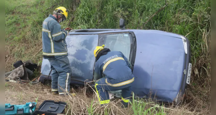 Condutor embriagado tomba veículo e termina preso em PG