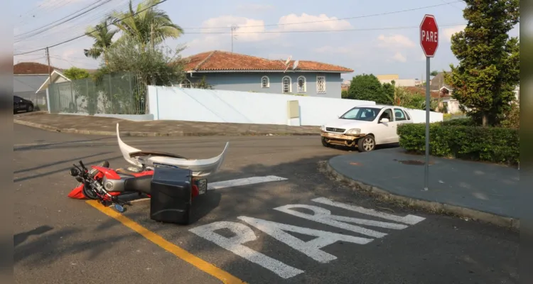 Motociclista estaria parado na faixa de 'Pare', antes da colisão.