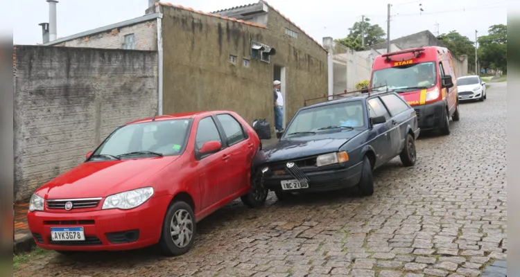 Colisão envolveu dois veículos, um Parati e um Palio.