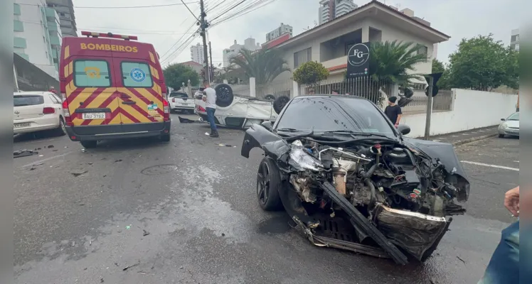 Parte da frente do Peugeot ficou danificada com a colisão.