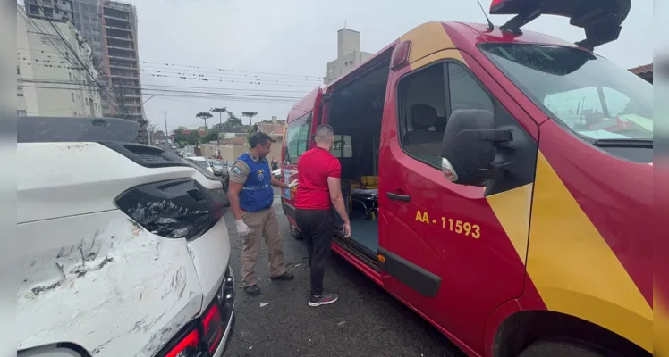 Equipes do Corpo de Bombeiros foram acionadas para a situação.