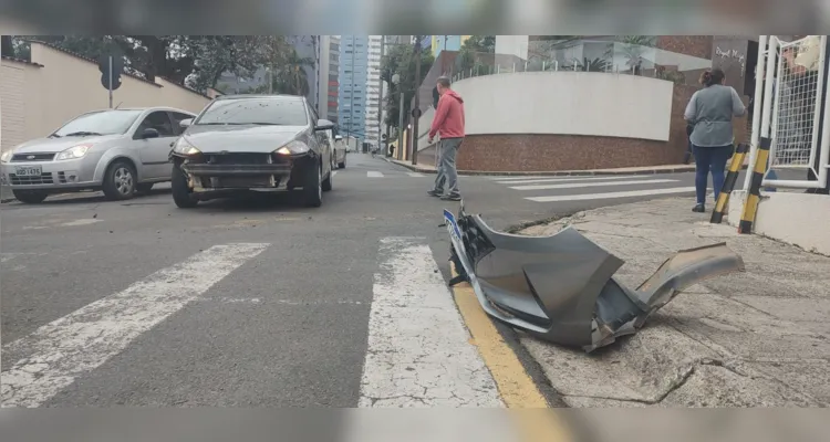 Peça do carro acabou caindo, após o acidente de trânsito.