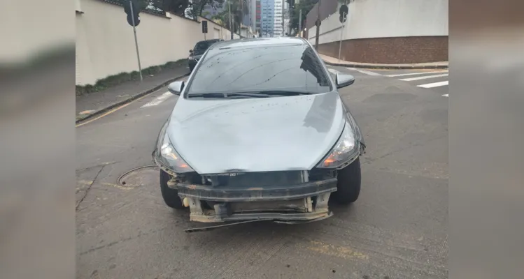Parte da frente do veículo ficou danificada, após a colisão.