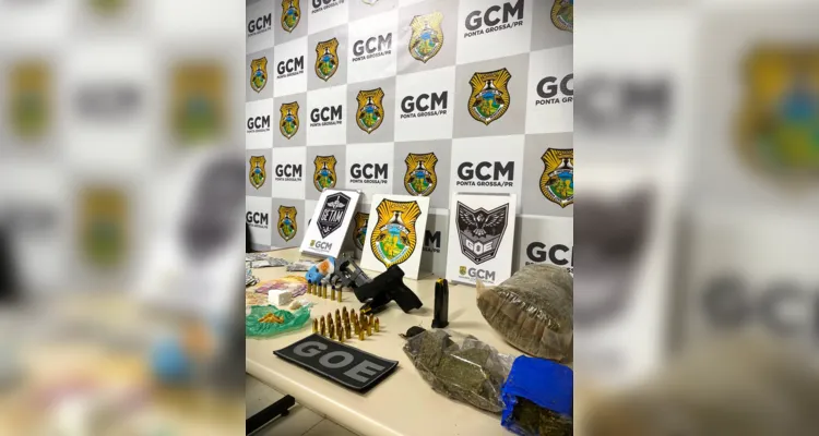 Suspeito estava com as drogas, armas e quantia em dinheiro numa mochila.