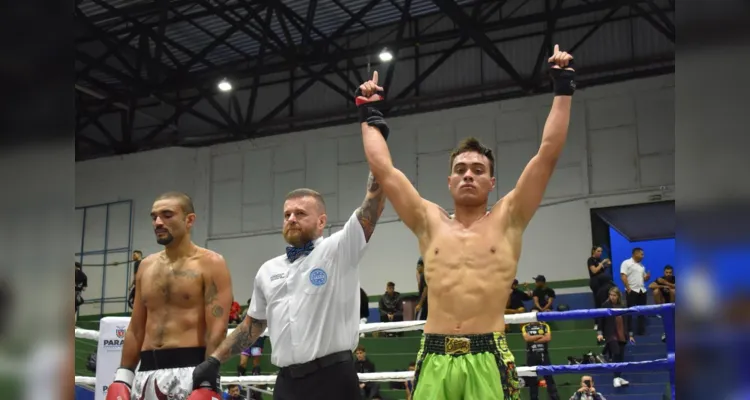 Atleta de PG é campeão de kickboxing no Paraná Combate