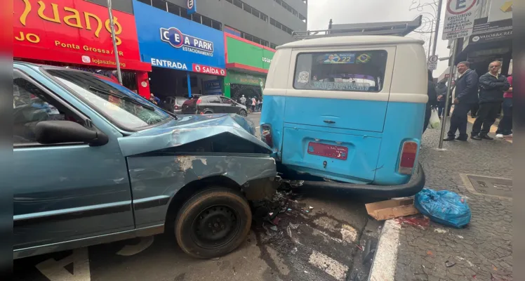 Fiat Uno 'acertou' uma Kombi e um Peugeot 208.