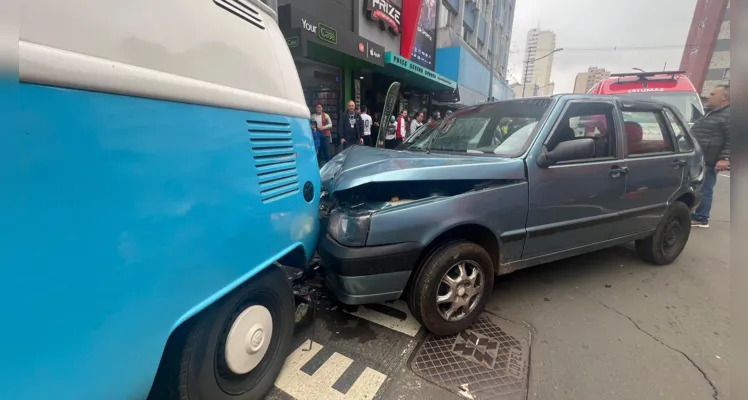 Acidente aconteceu na avenida Vicente Machado, em Ponta Grossa.