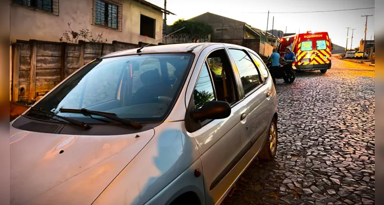 Motocicleta colidiu contra um carro.