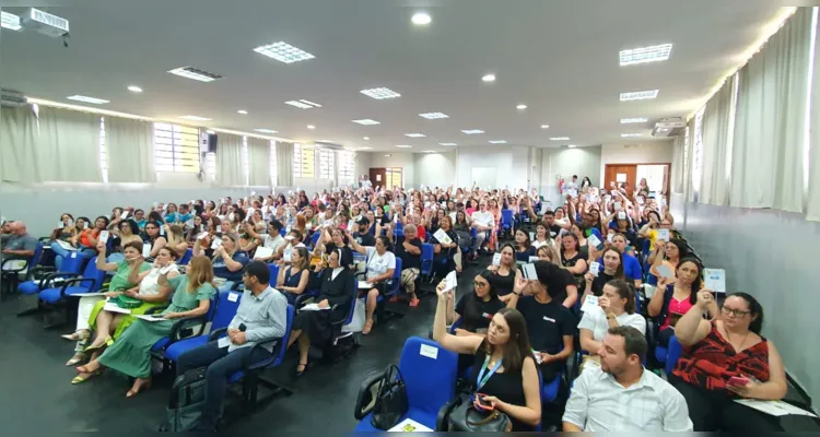 Várias pessoas estiveram presentes no evento de educação.