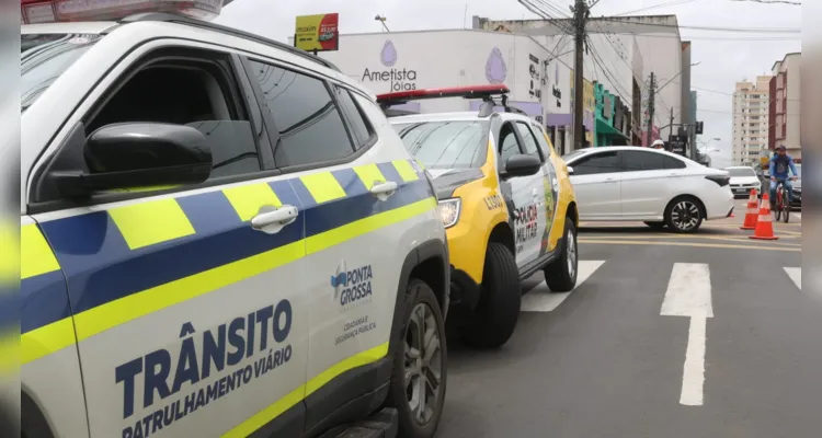 Um acidente de trânsito na manhã deste sábado (14) envolveu dois veículos no Centro de Ponta Grossa