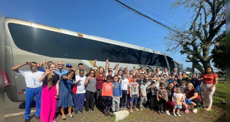 Além de muita brincadeira e diversão, eles puderam conhecer um pouco da história de Ponta Grossa com uma visita ao SESC Estação Saudade