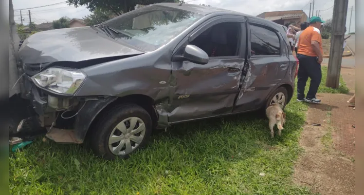 O outro carro envolvido é este Etios