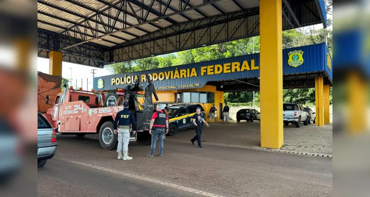 No total, 109 quilos de cloridrato de cocaína eram transportados em um caminhão guincho