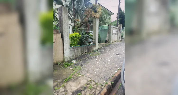 Na região central, próximo ao Cemitério Municipal, na rua Barão do Cerro Azul, o vento arrancou o muro de vidro de uma casa