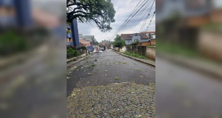 Na rua Barão de Teffé, um poste de energia elétrica foi derrubado com a força do vento, deixando a região sem energia elétrica