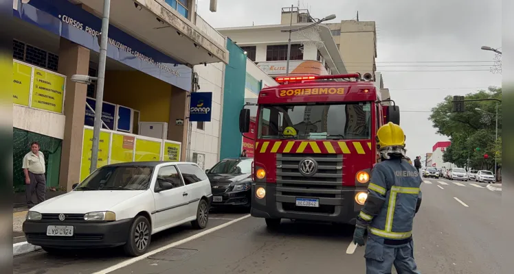 Equipes dos Bombeiros na avenida Vicente Machado, em Ponta Grossa.