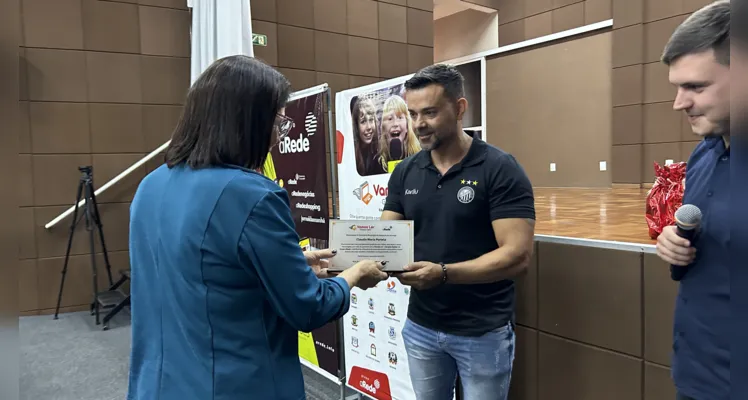 A secretária Claudia Portela também foi homenageada pelo trabalho a frente do município