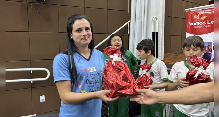 A professora Debora Monalisa Neves também foi premiada pelo trabalho realizado com os estudantes