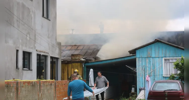 Vizinhos realizaram o primeiro combate ao incêndio.