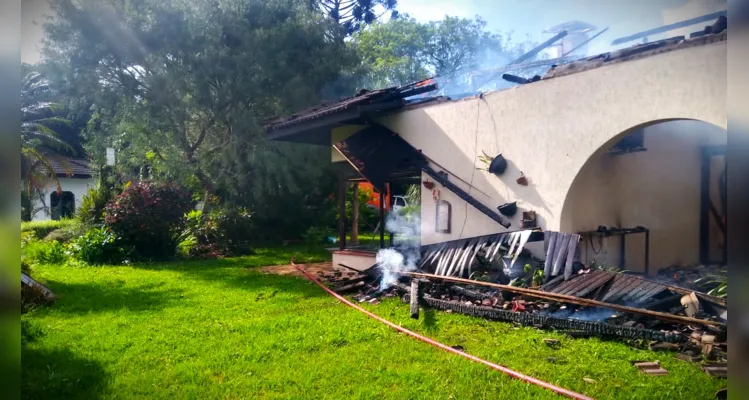 Parte do telhado da casa ficou totalmente destruída.