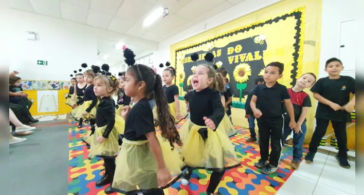 As crianças se divertiram ao vestir-se, dançar e brincar como as abelhas, que agora convivem com os estudantes.