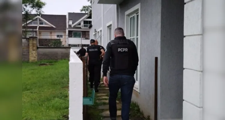 Agentes de segurança durante a operação, na manhã deste domingo (19).