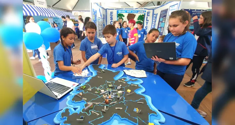 Um dos trabalhos expostos é uma maquete de Ponta Grossa feita por alunos da Escola Prefeito Ernesto Guimarães Vilela