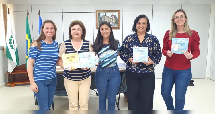 Nas estantes do projeto, espalhadas por 45 pontos em Ponta Grossa e em outros 15 municípios, é possível retirar as duas histórias