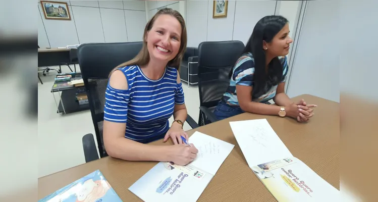 Nas estantes do projeto, espalhadas por 45 pontos em Ponta Grossa e em outros 15 municípios, é possível retirar as duas histórias