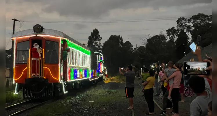 Maria Fumaça ilumina PG e traz alegria à população