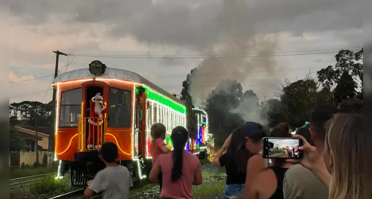 Maria Fumaça ilumina PG e traz alegria à população