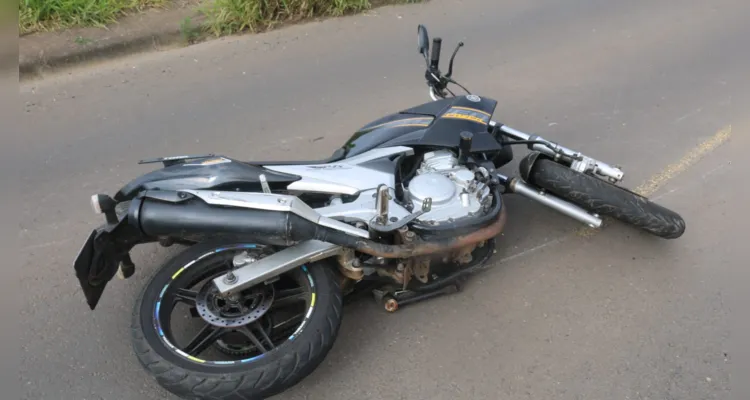 Motociclista acerta traseira de carro e fica ferido