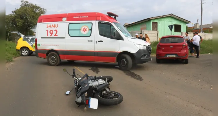 Motociclista acerta traseira de carro e fica ferido