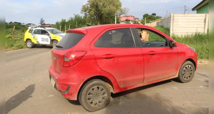 Motociclista acerta traseira de carro e fica ferido