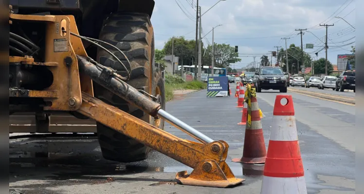 Trânsito está em meia-pista com os trabalhos da Prefeitura Municipal.