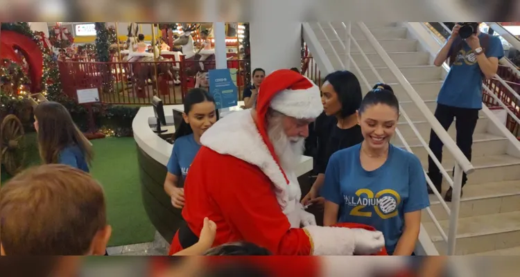 Confira fotos e vídeos da chegada do Papai Noel em PG