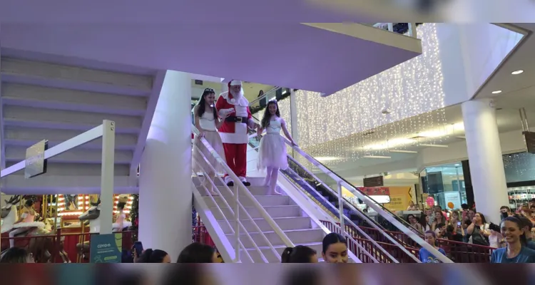 Confira fotos e vídeos da chegada do Papai Noel em PG