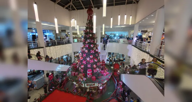 Confira fotos e vídeos da chegada do Papai Noel em PG