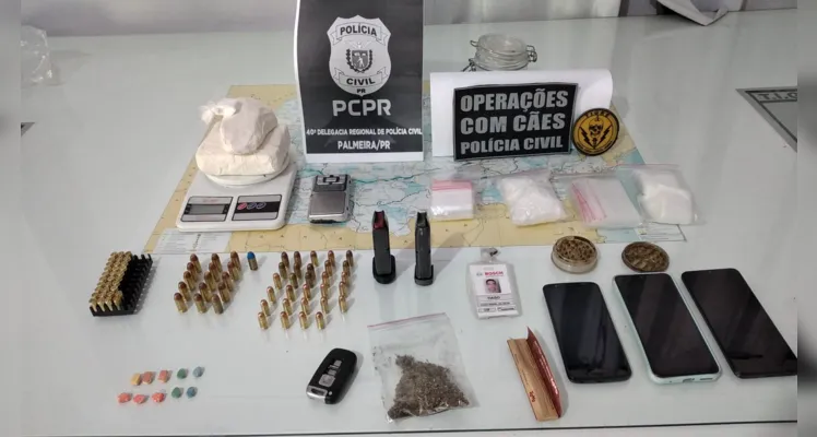 Entorpecentes também foram apreendidos durante a operação.